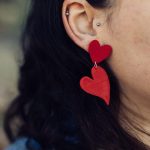 Pendientes 3D Mina Xoia detalle de corazones en rojo